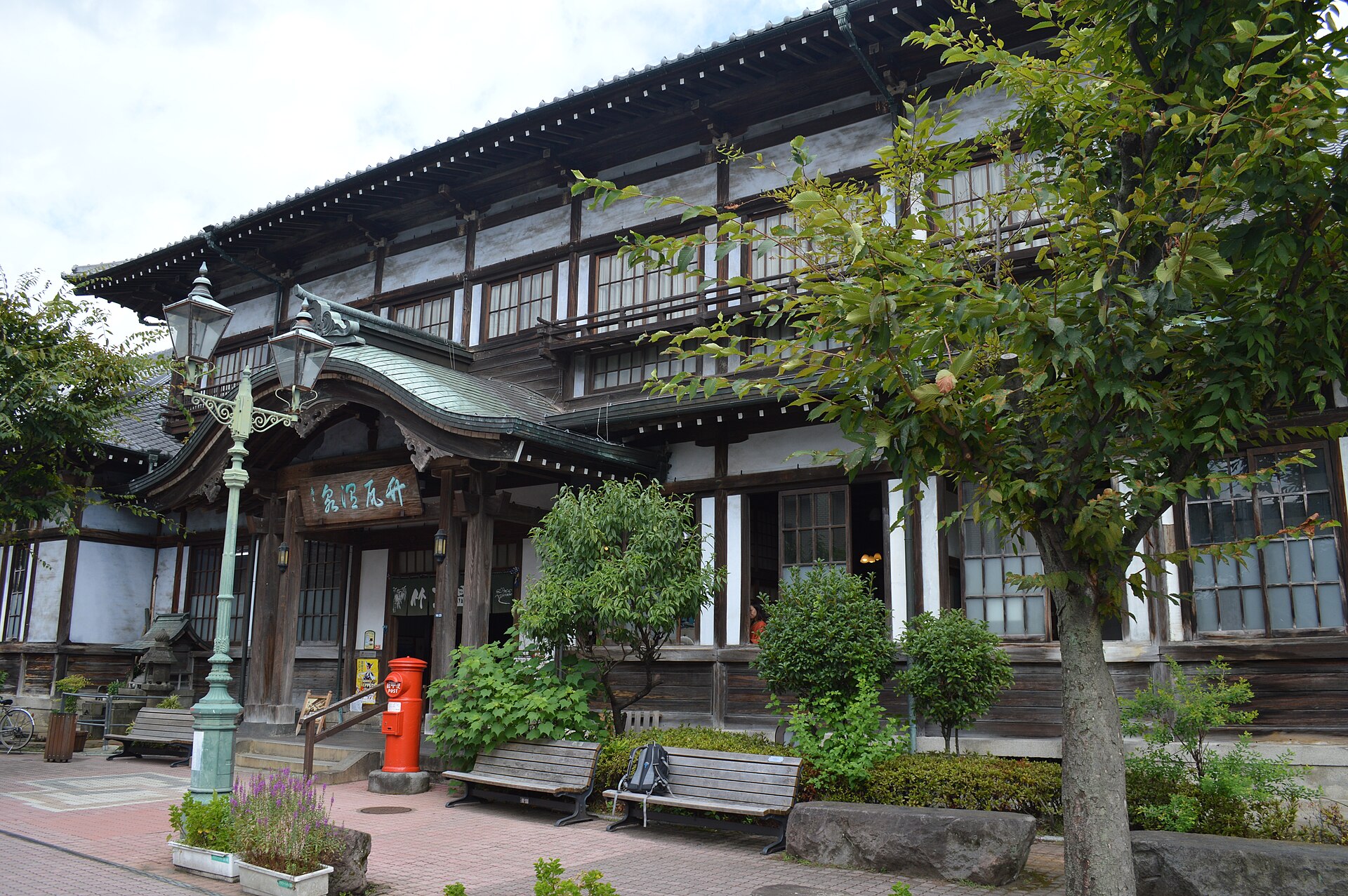 别府市竹瓦温泉，唐破风屋顶的木造公共浴场外观。