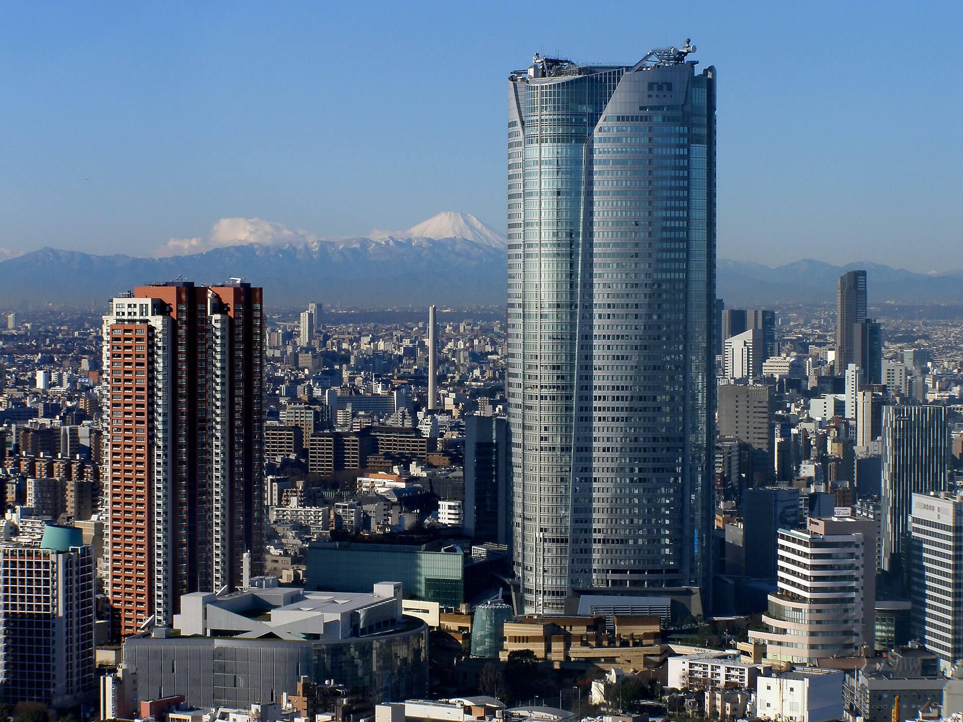 六本木新城森大厦及周边建筑群的全景,远处可见富士山。