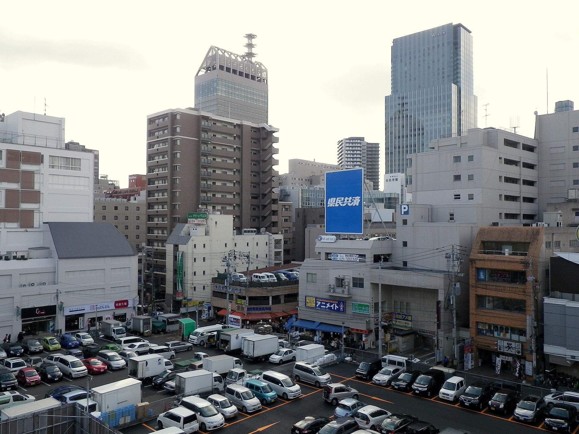 仙台朝市的街道，鱼鲜与蔬果店铺沿路排开。