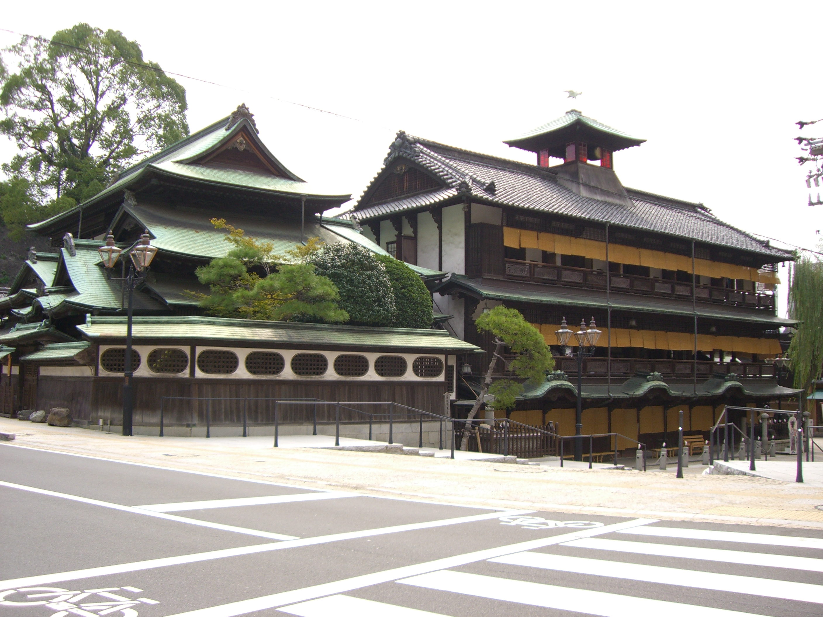 从东北侧看到的道后温泉本馆多层屋顶。