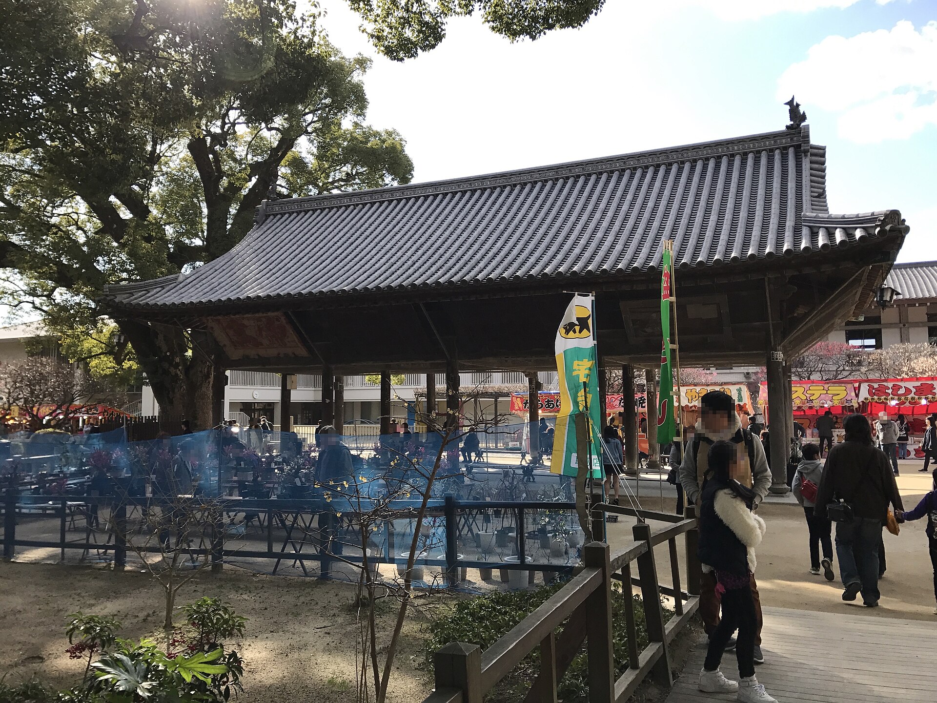 太宰府天满宫绘马堂的内部，堂内挂满奉纳的绘马。