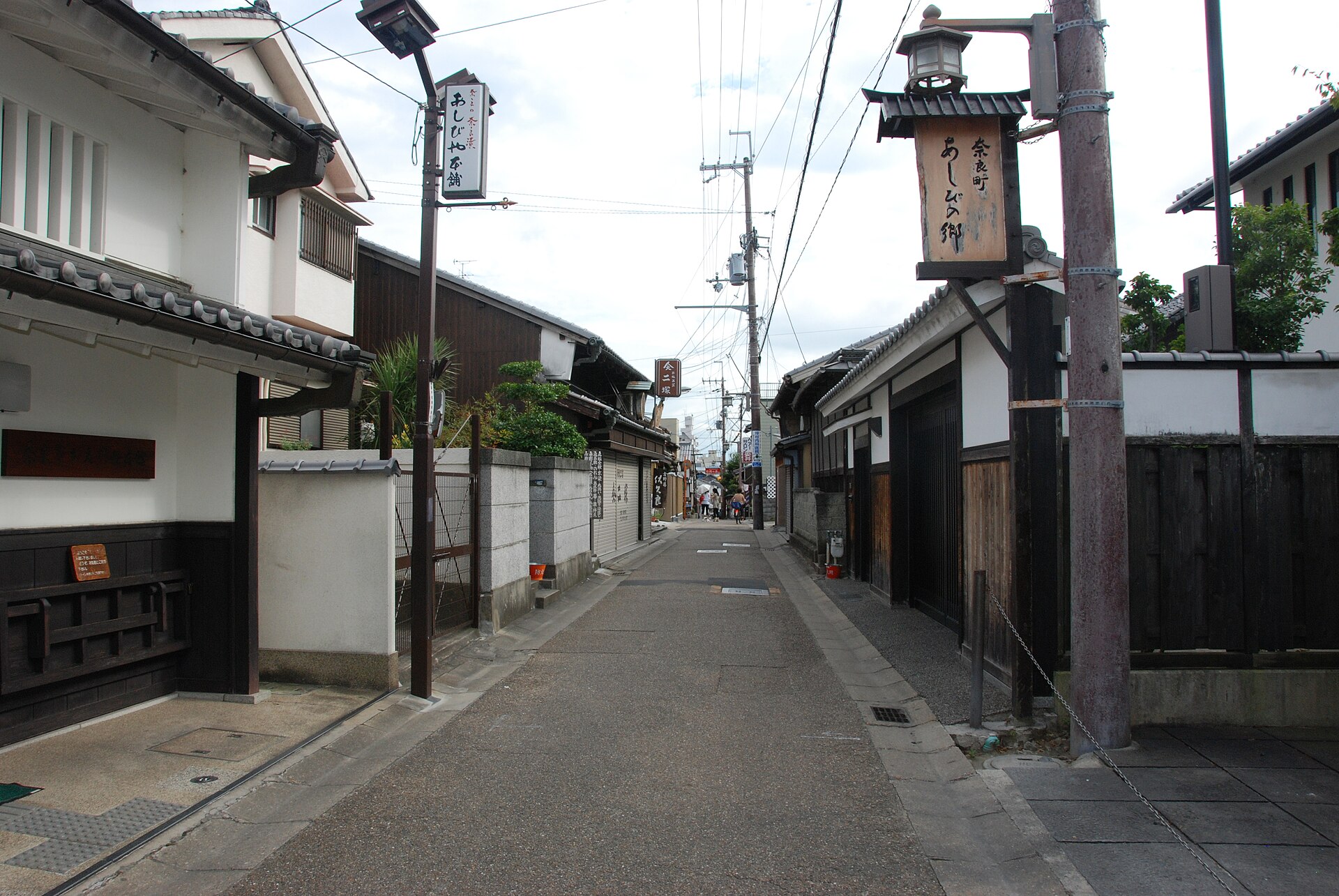 奈良町的街道一景，两旁排列着传统町屋。