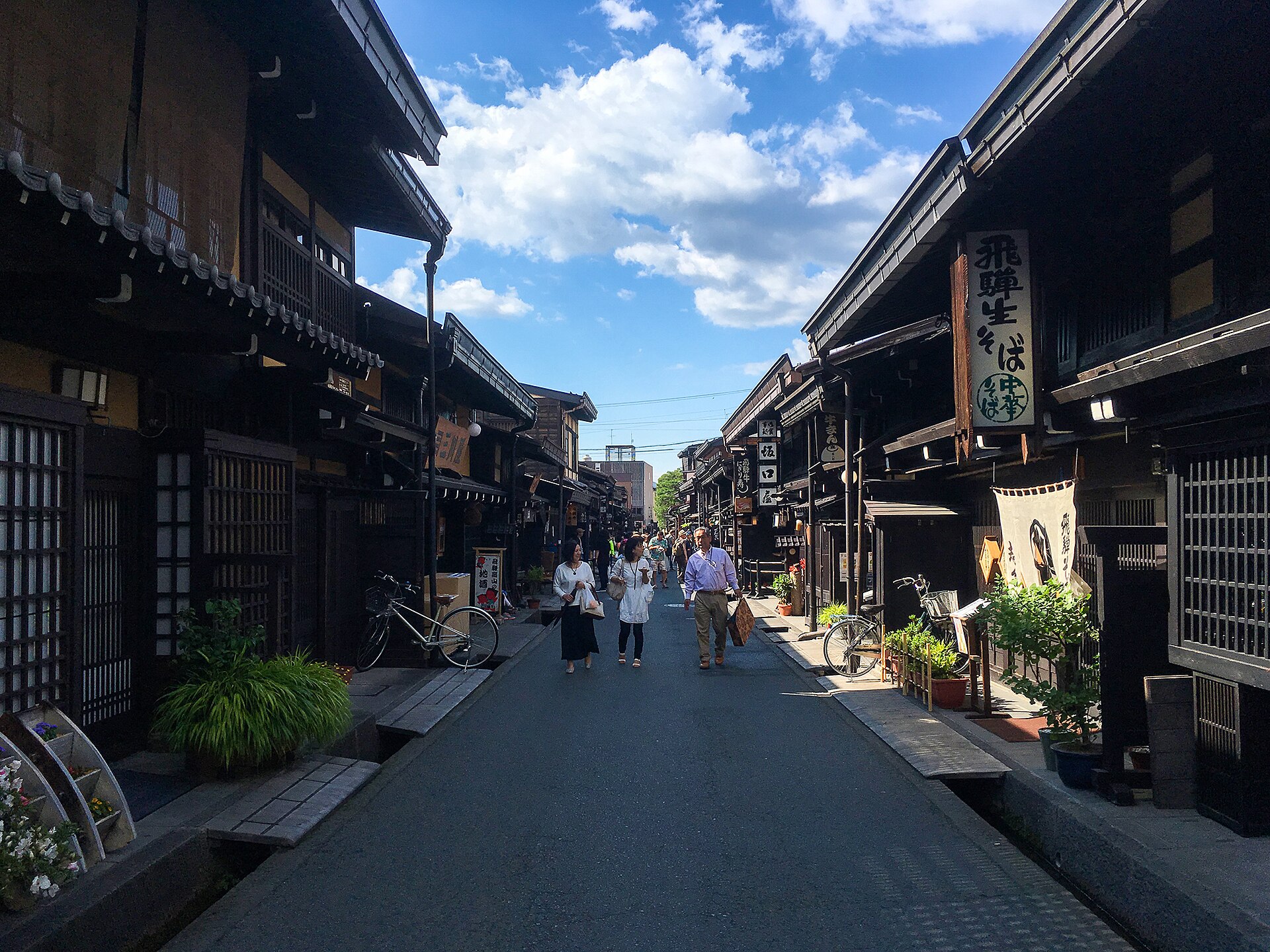 飞驒高山三町一带的宽幅街景,木造町屋沿街排列。