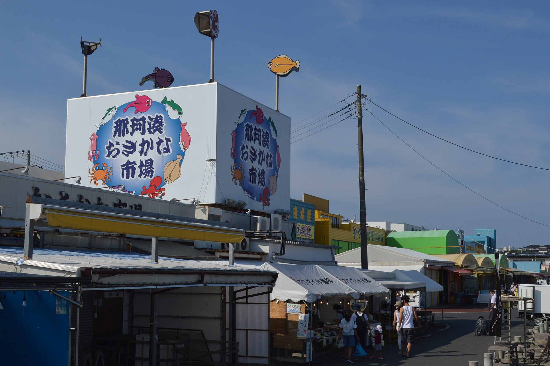 那珂凑鱼市场的外观,这排海鲜市场店铺位于茨城县常陆那珂市。