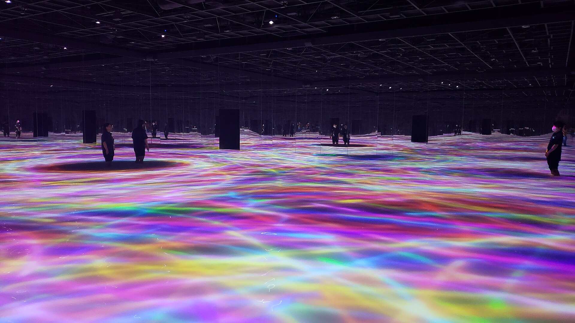 teamLab Planets 东京的一处数字艺术展区。