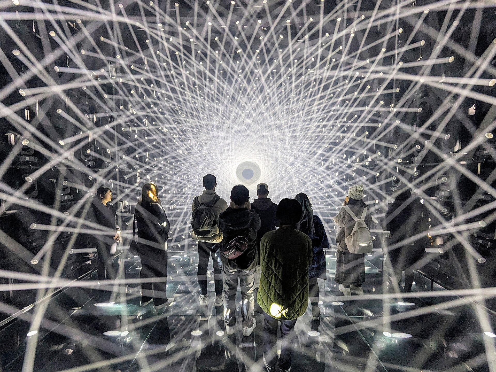 麻布台之丘 teamLab Borderless 的光之雕刻展区，观众被光线环绕。