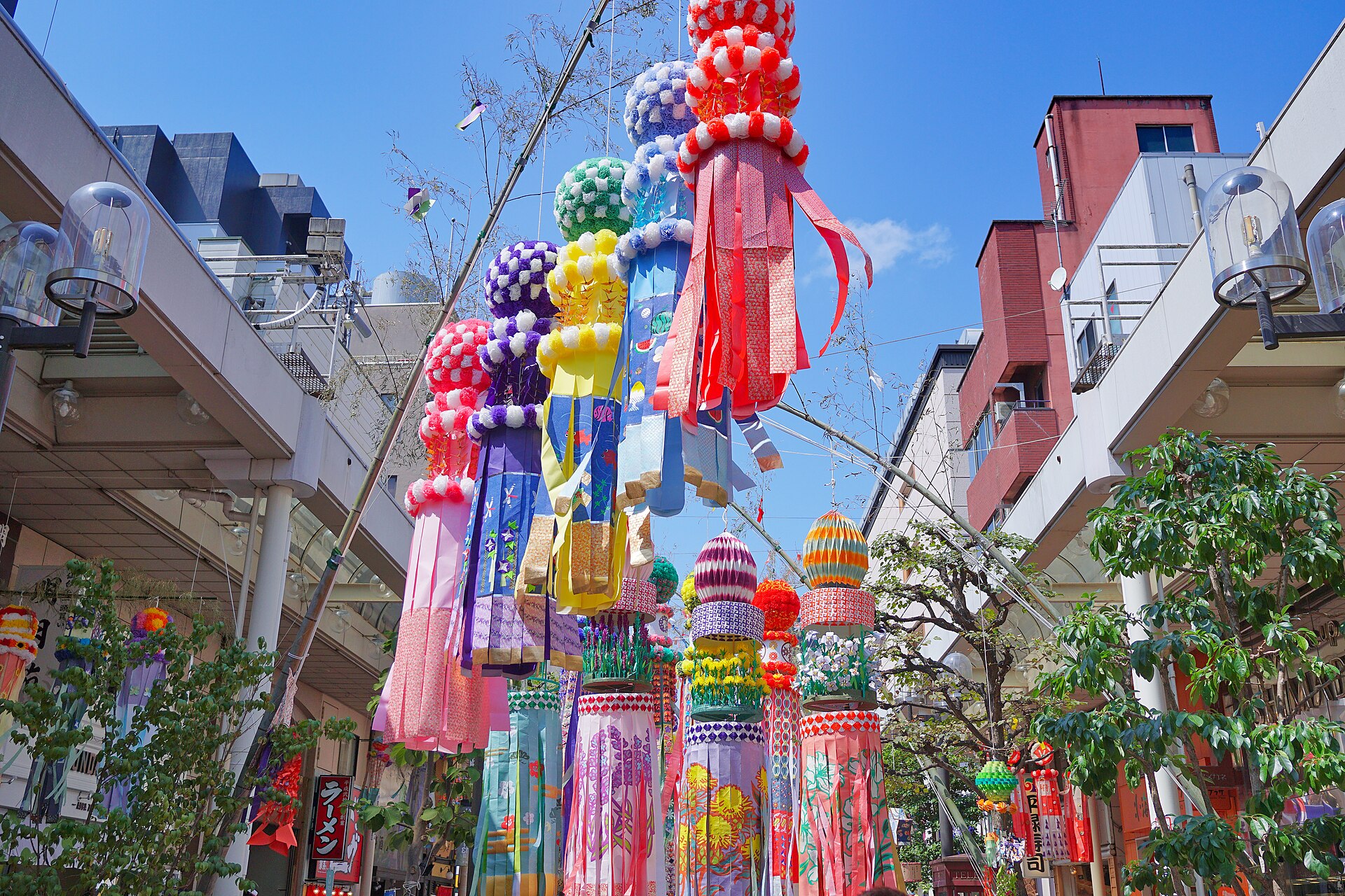 2023年仙台七夕祭悬挂在商店街上的大型彩色吹流。