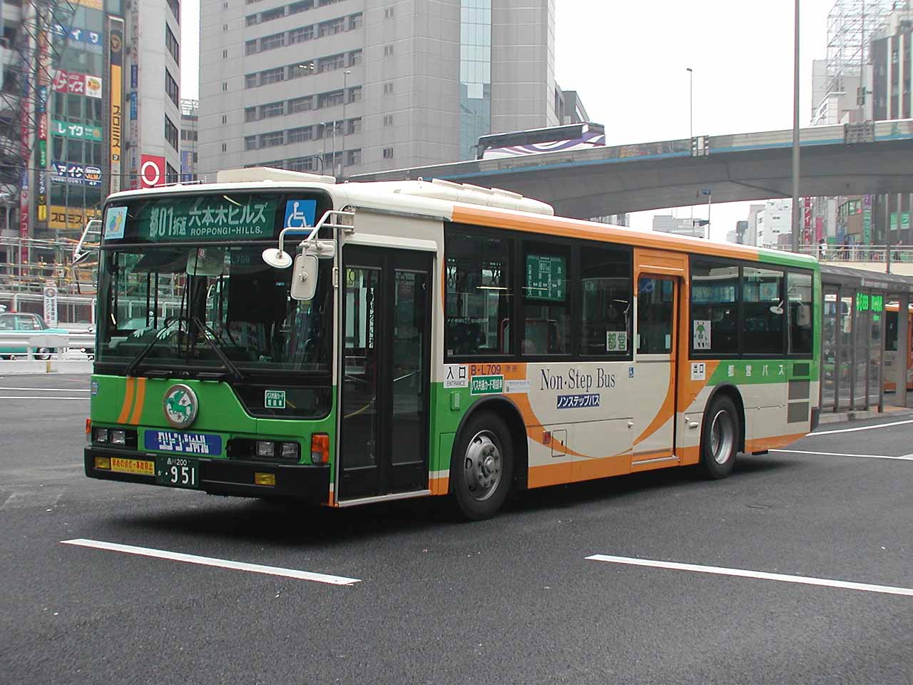涩谷站前等候发车、开往六本木新城的绿色都营巴士。