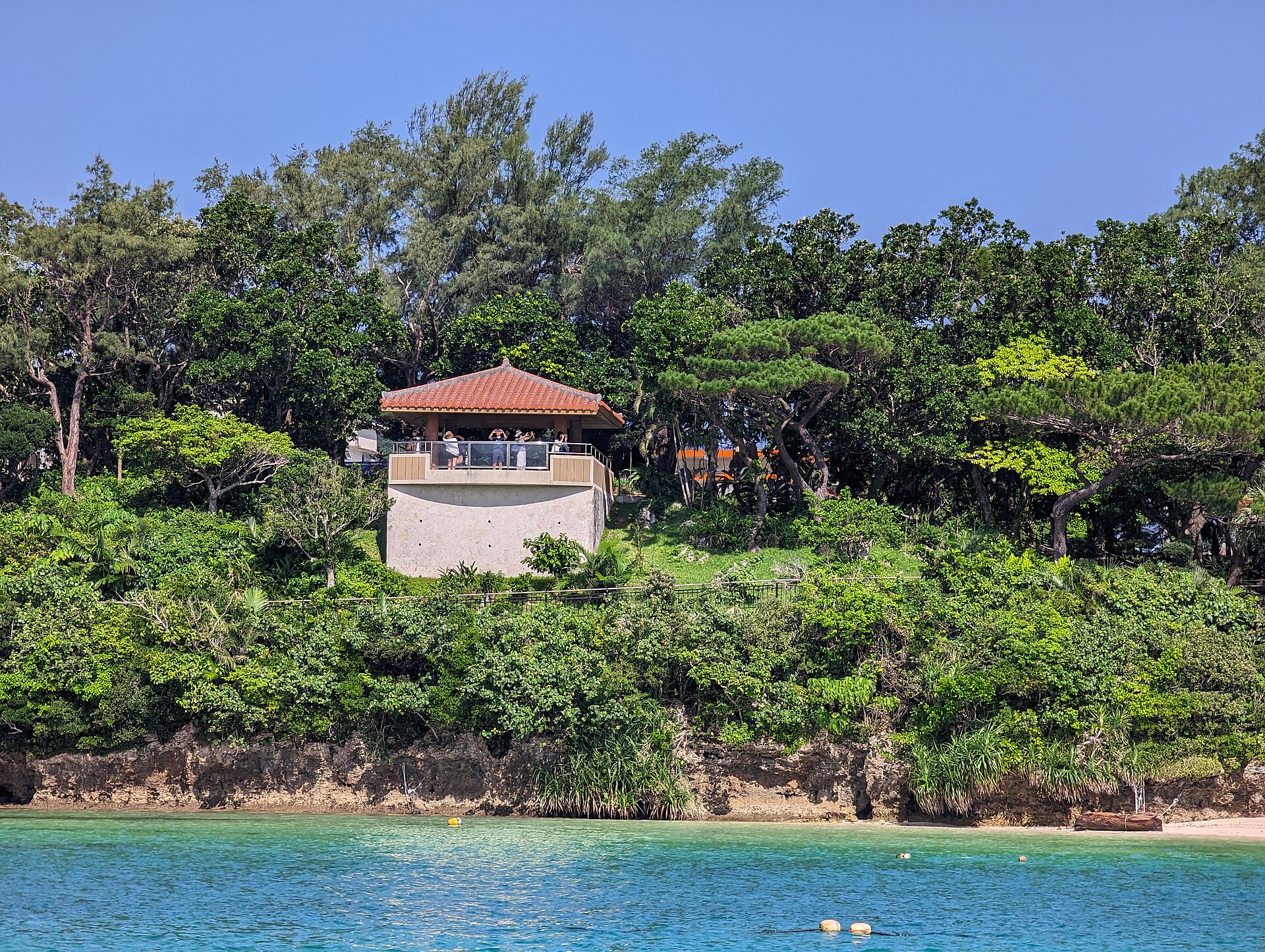 川平湾的又一处视角，海湾沿岸的景色。