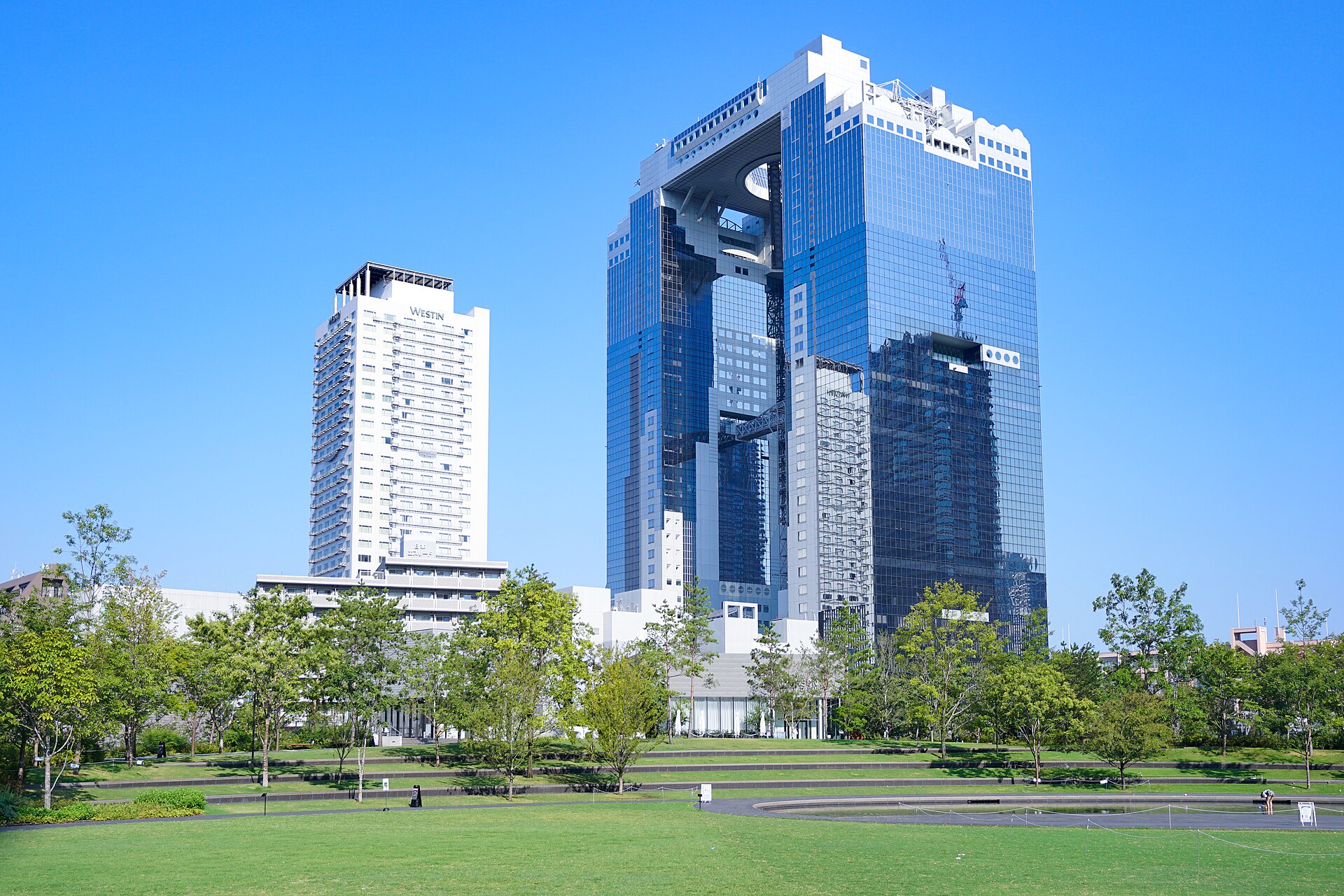 自 Grand Green Osaka 望向梅田蓝天大厦的远景。