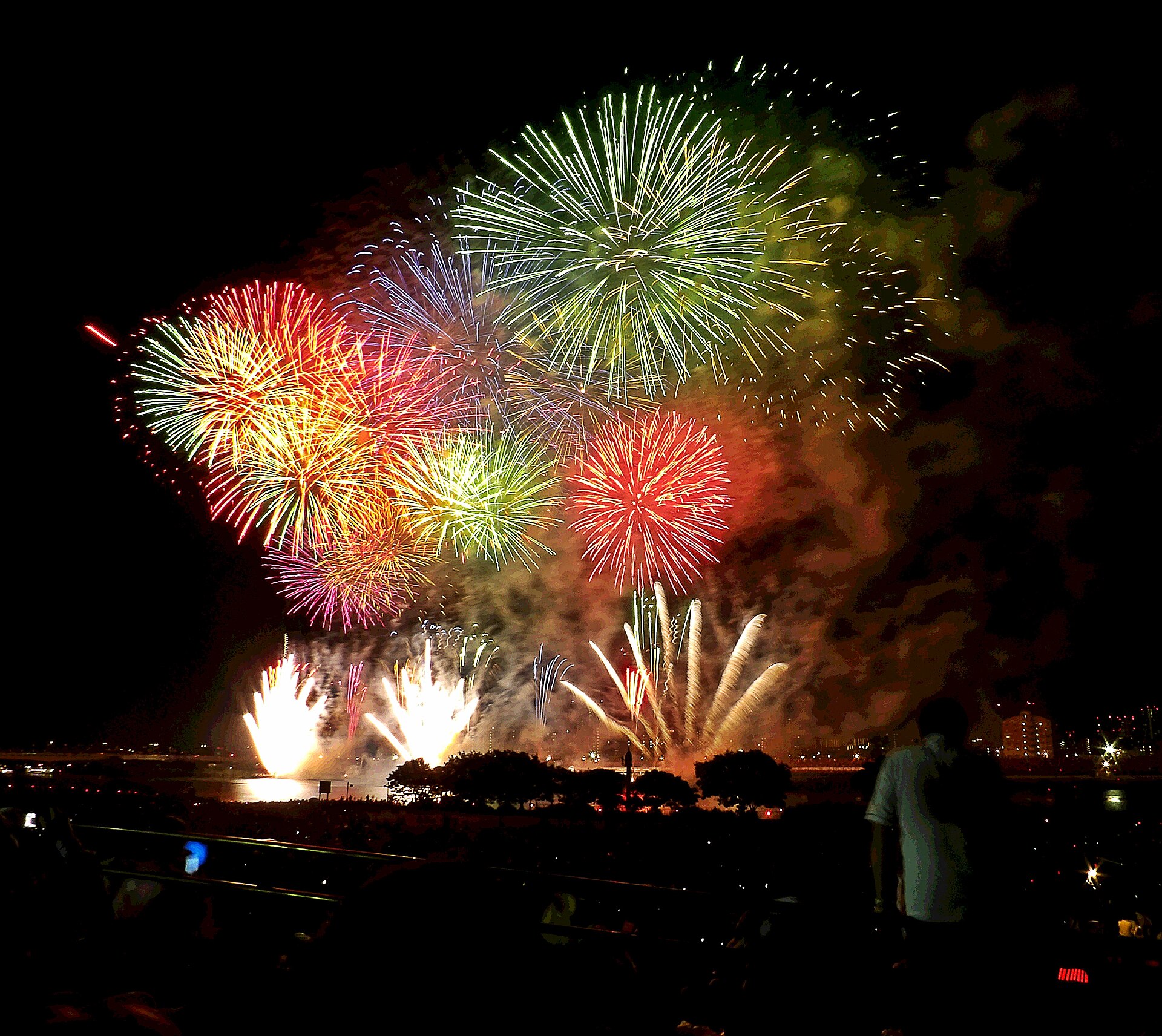 2016年足立烟花大会的烟花照亮夜空。