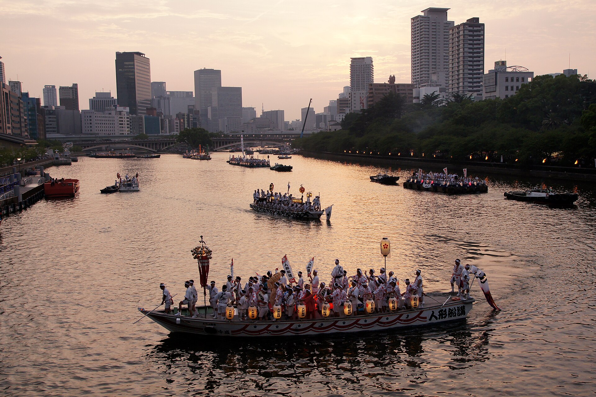大阪天神祭的祭典场面。