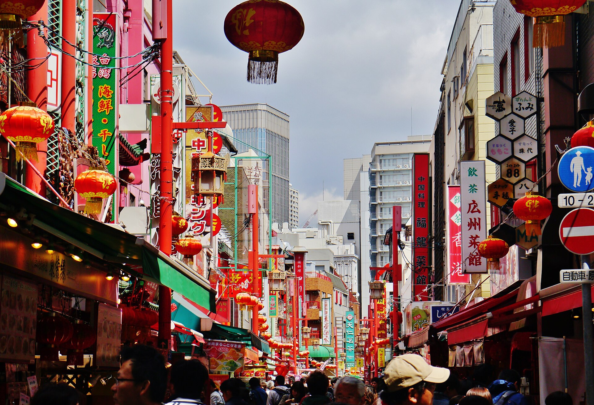 神户南京町的街景，店铺林立的中华街一带。