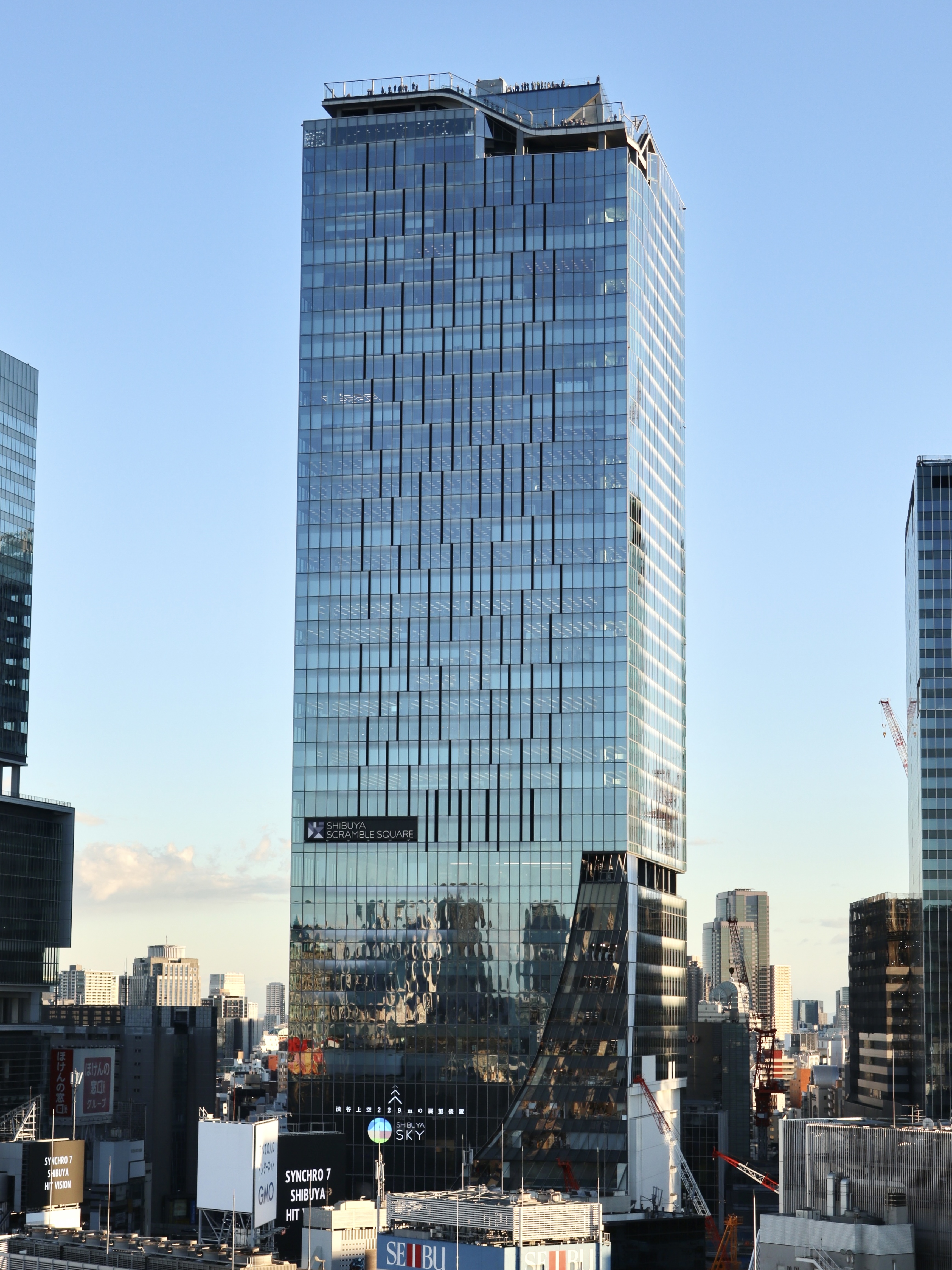 涩谷十字路口广场高层建筑及其玻璃外墙。