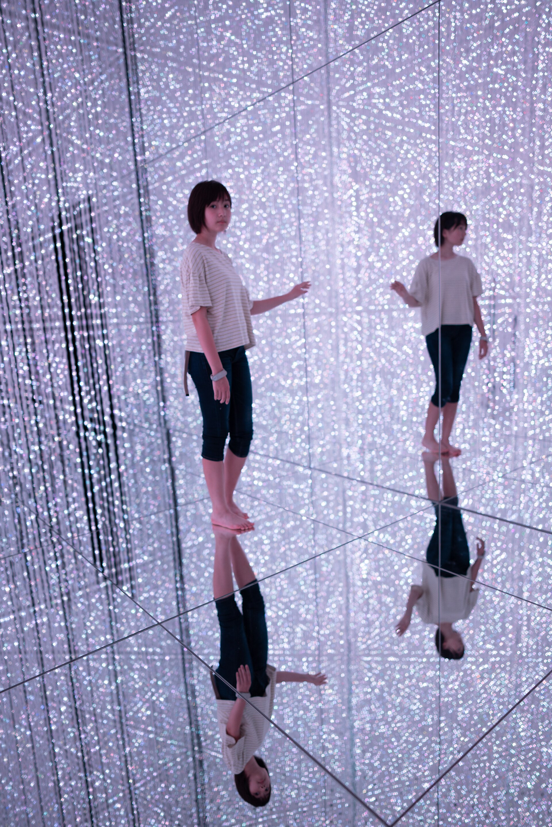 teamLab Planets 东京的展示空间内部，观众走在作品之中。