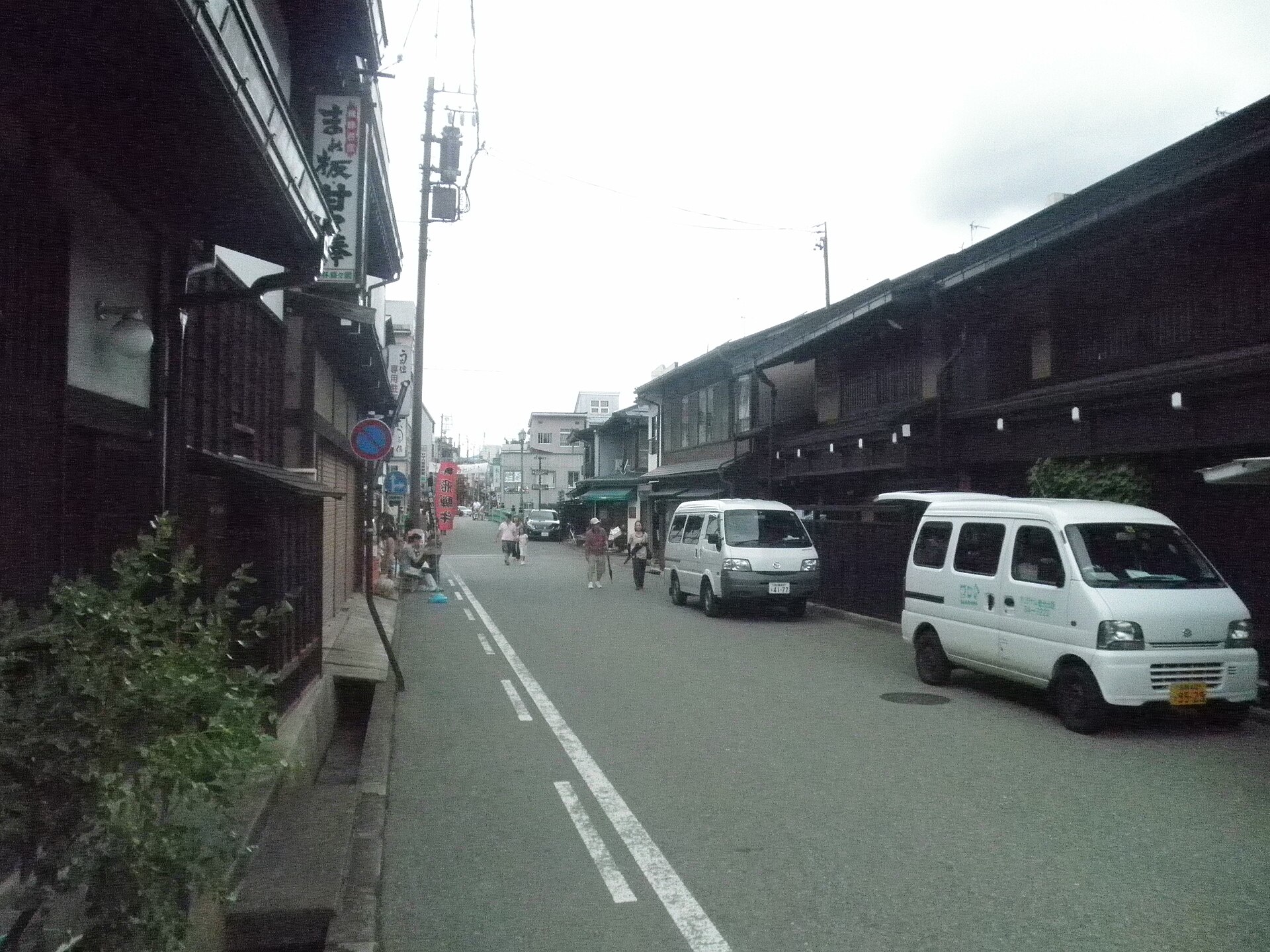 飞驒高山市中心古街的街道景观，两侧是传统町屋。