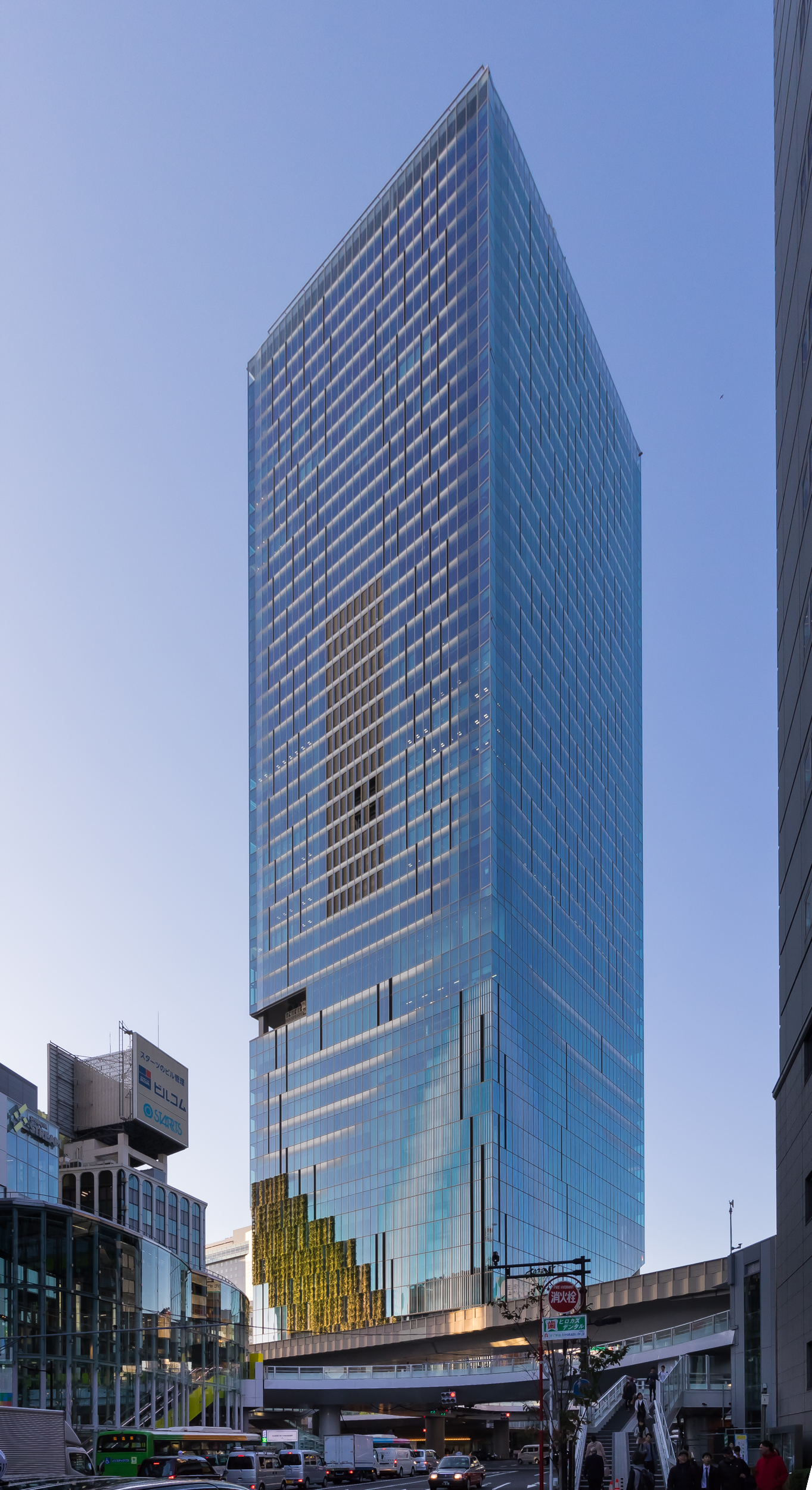 从明治通南侧仰望涩谷十字路口广场。