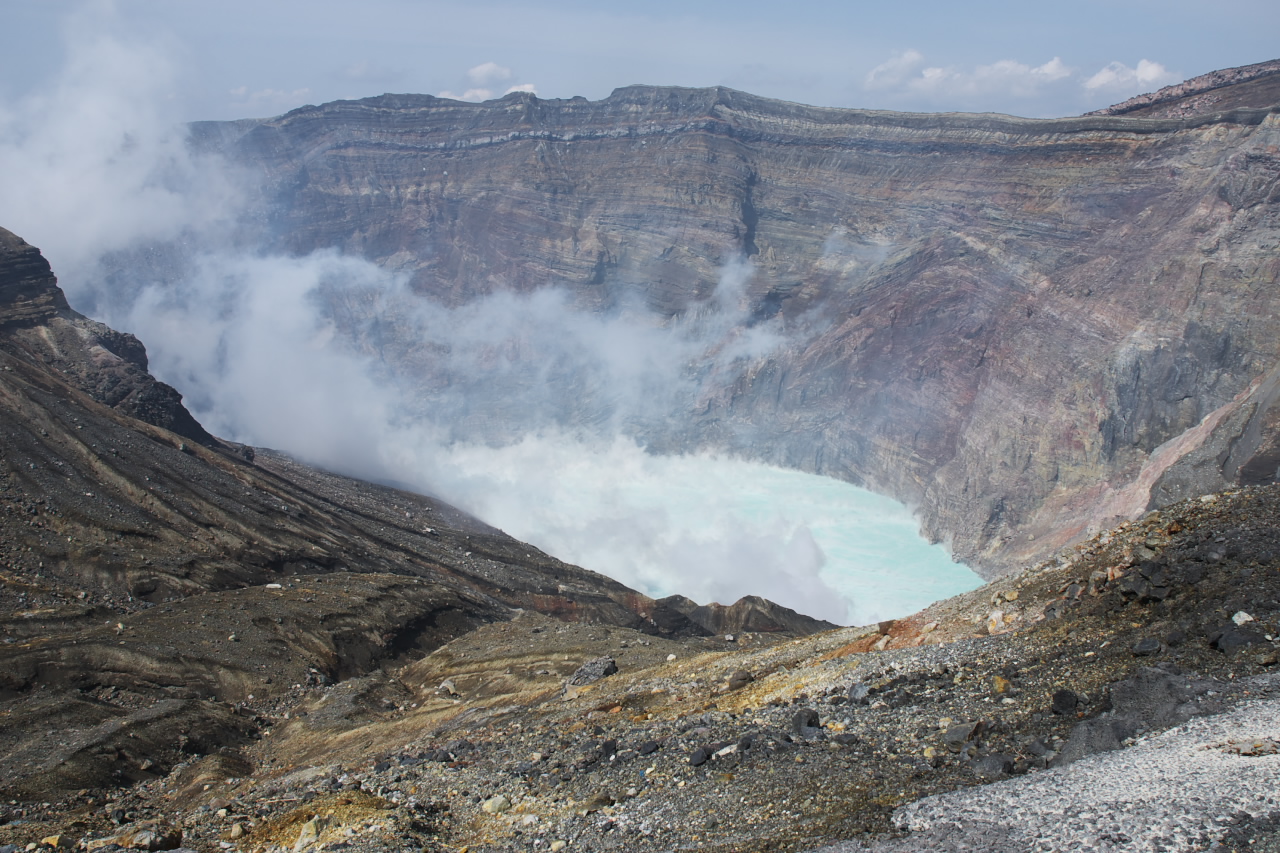 阿苏破火山口内的中岳火口，火口壁环绕着下陷的火口底。