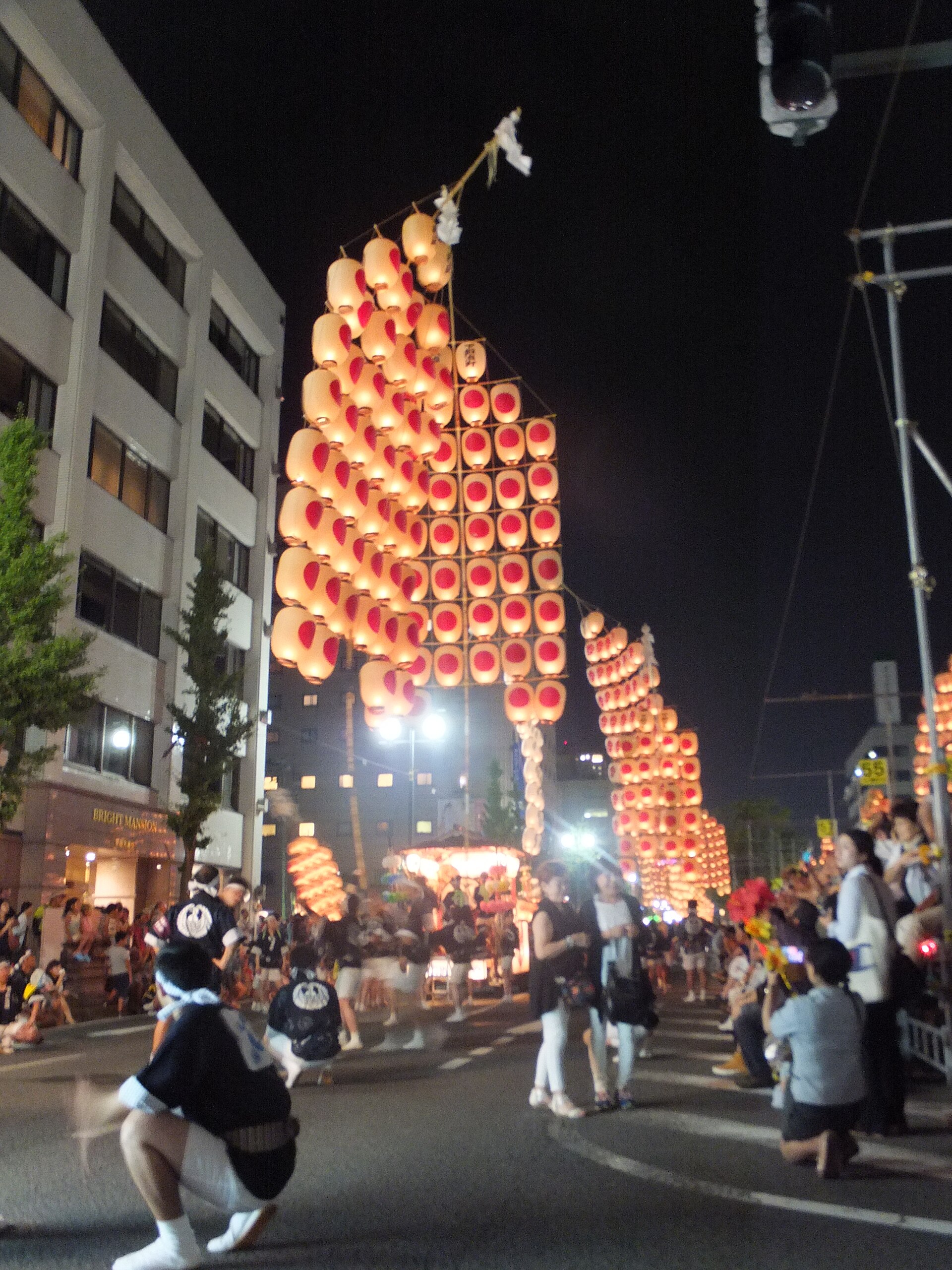2015年秋田竿灯祭夜间高举的灯笼竿。