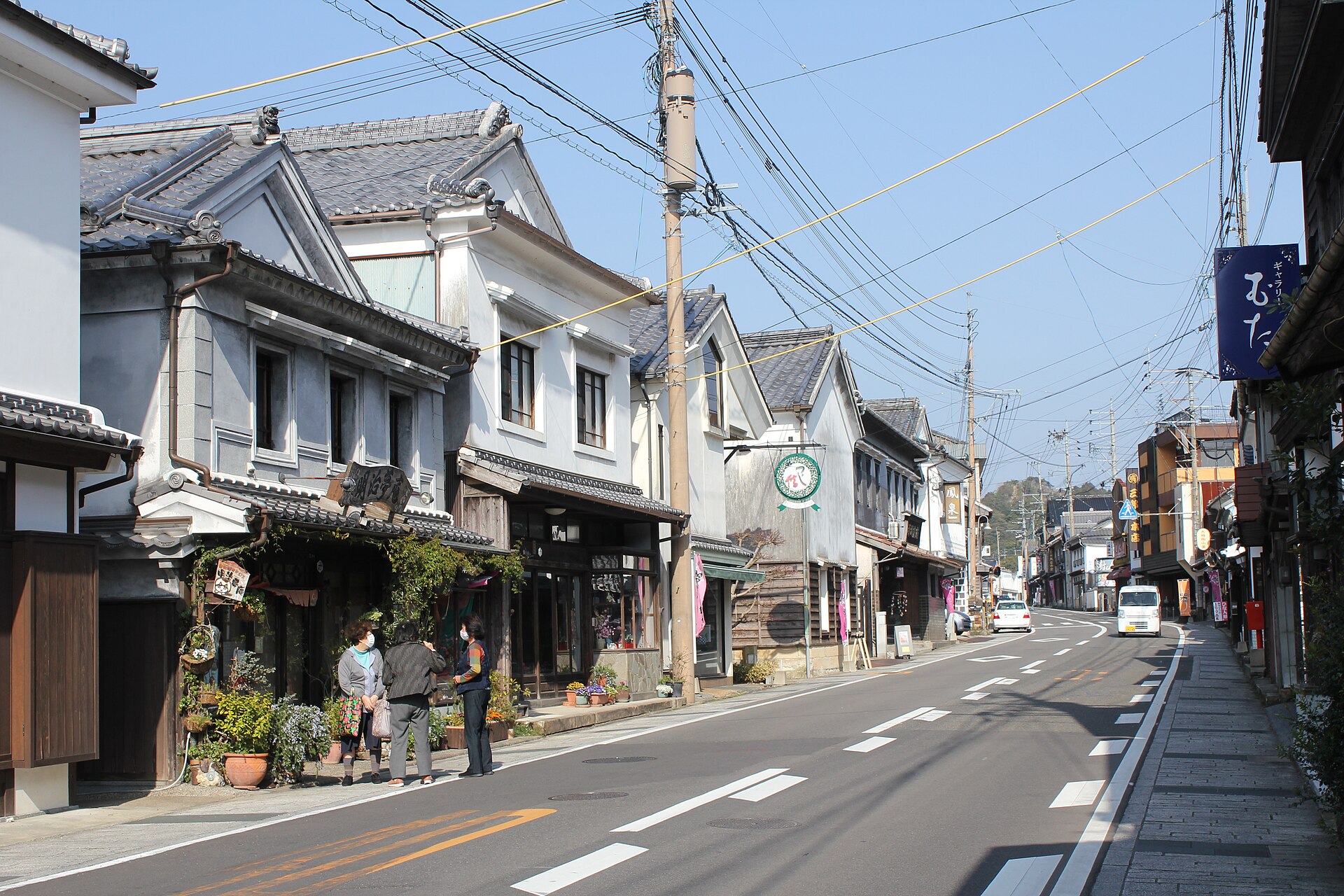 有田内山街区的瓷器一条街，沿街是成排的历史街屋。