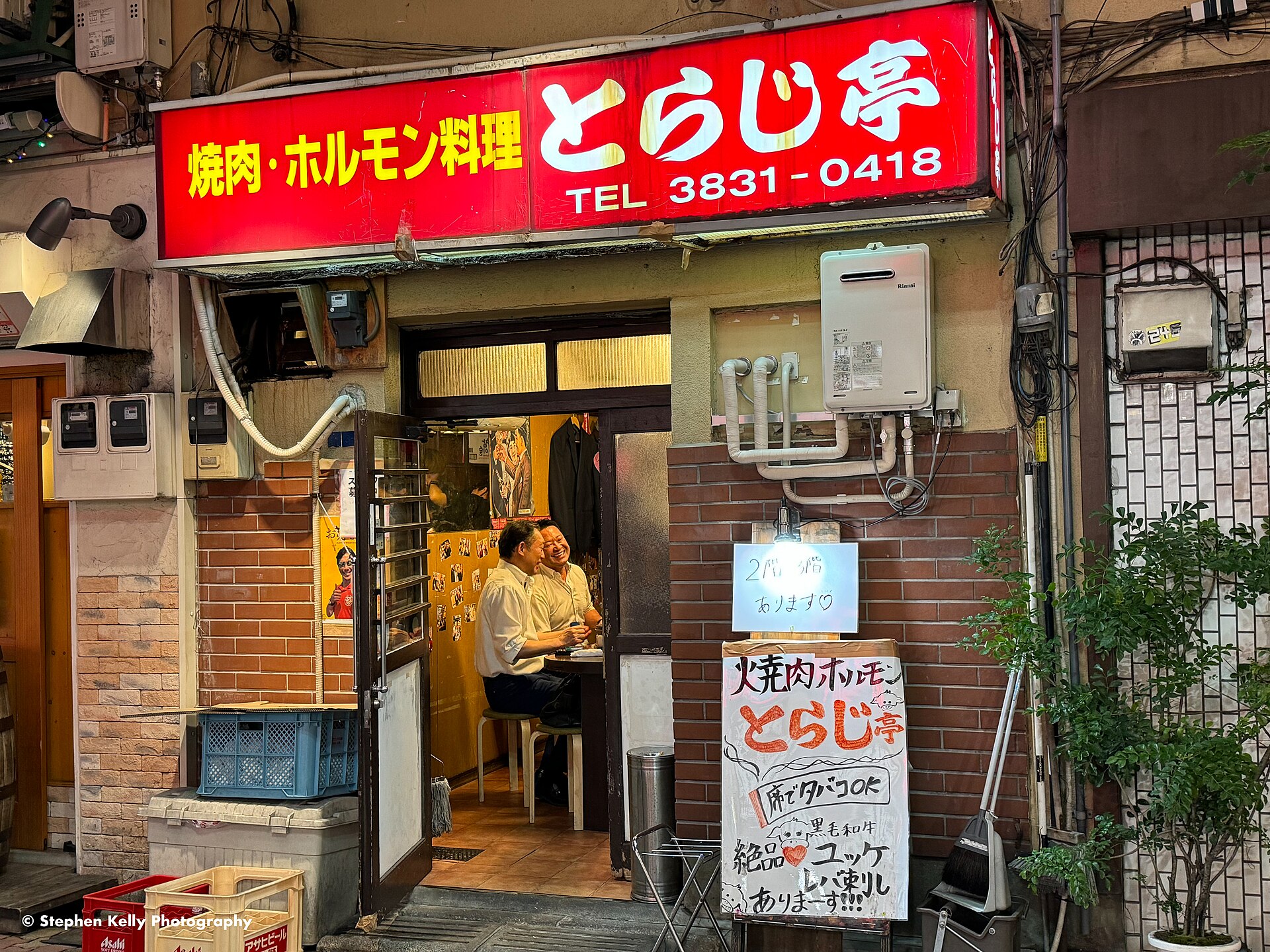 上野阿美横丁一家餐馆里正在用餐的客人。