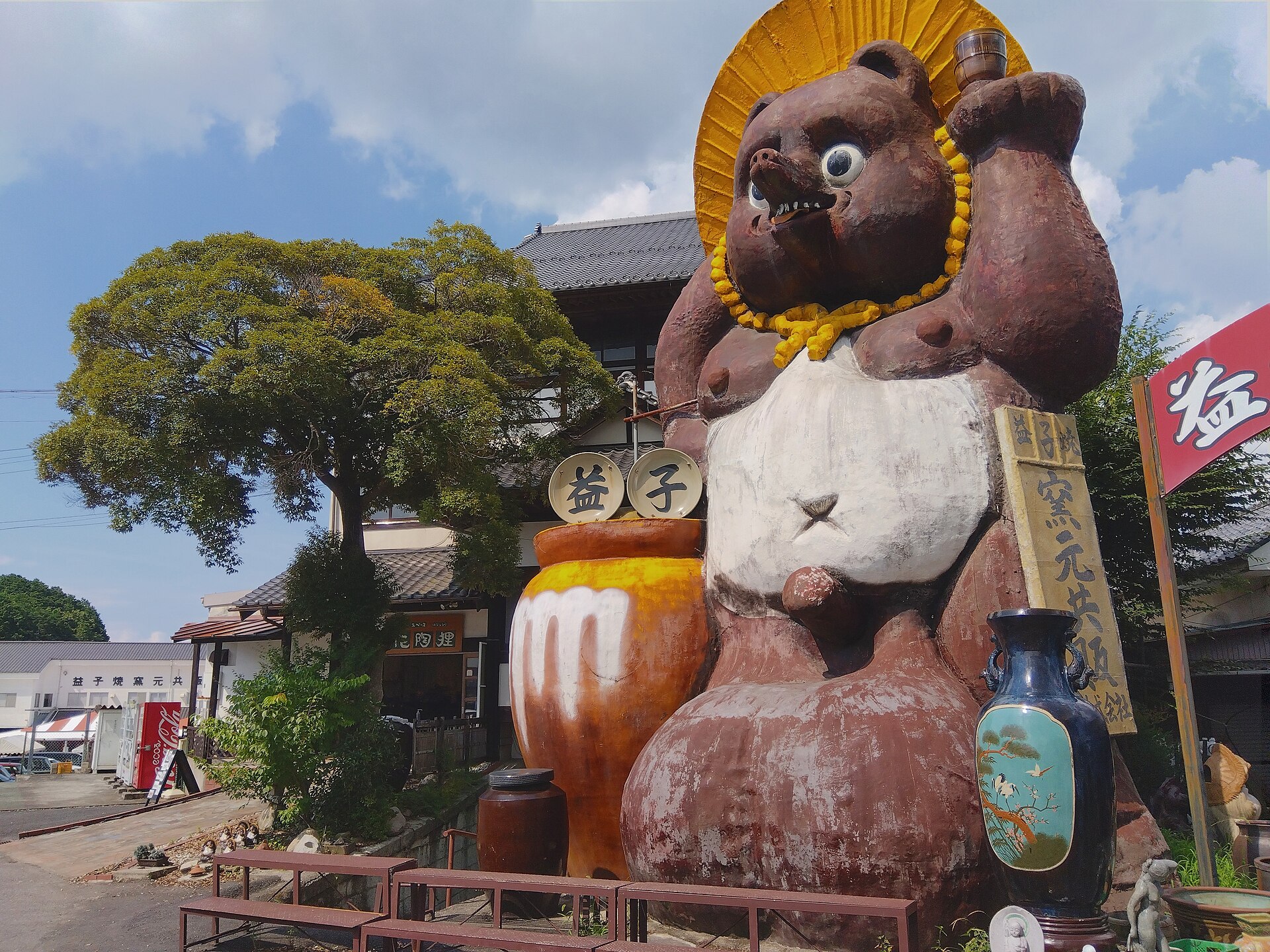 益子烧窑元共贩中心的狸猫陶像「Pontakun」,益子陶艺之乡的标志性塑像。