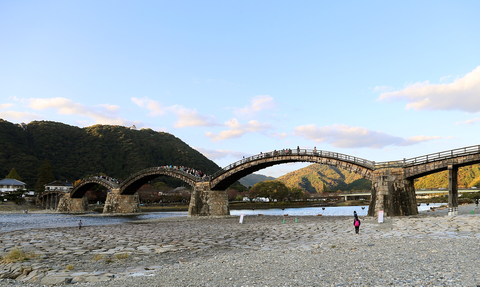 岩国的锦带桥，横跨锦川的五连拱木桥。