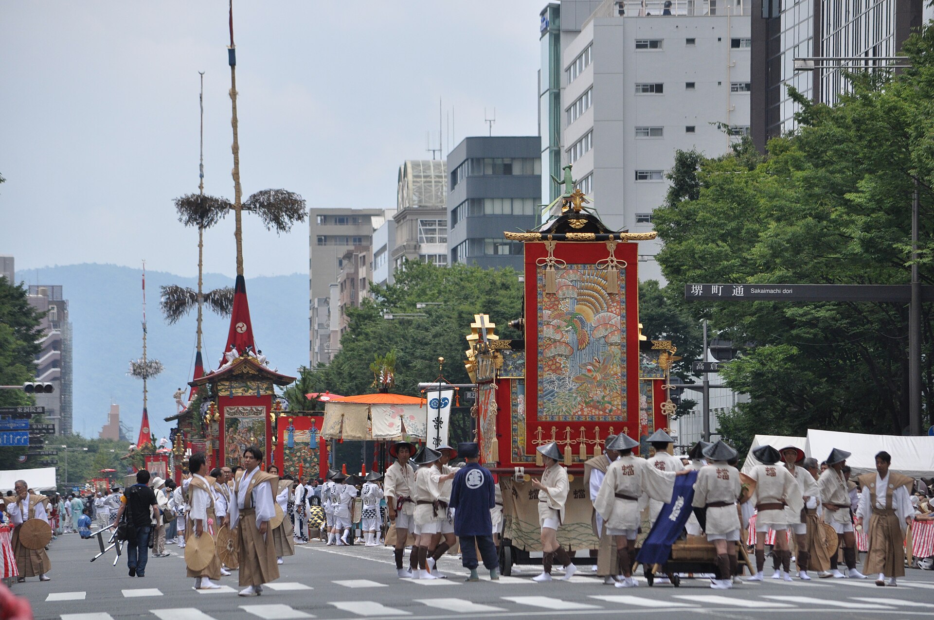 2017年祇园祭中穿行京都街道的山鉾。