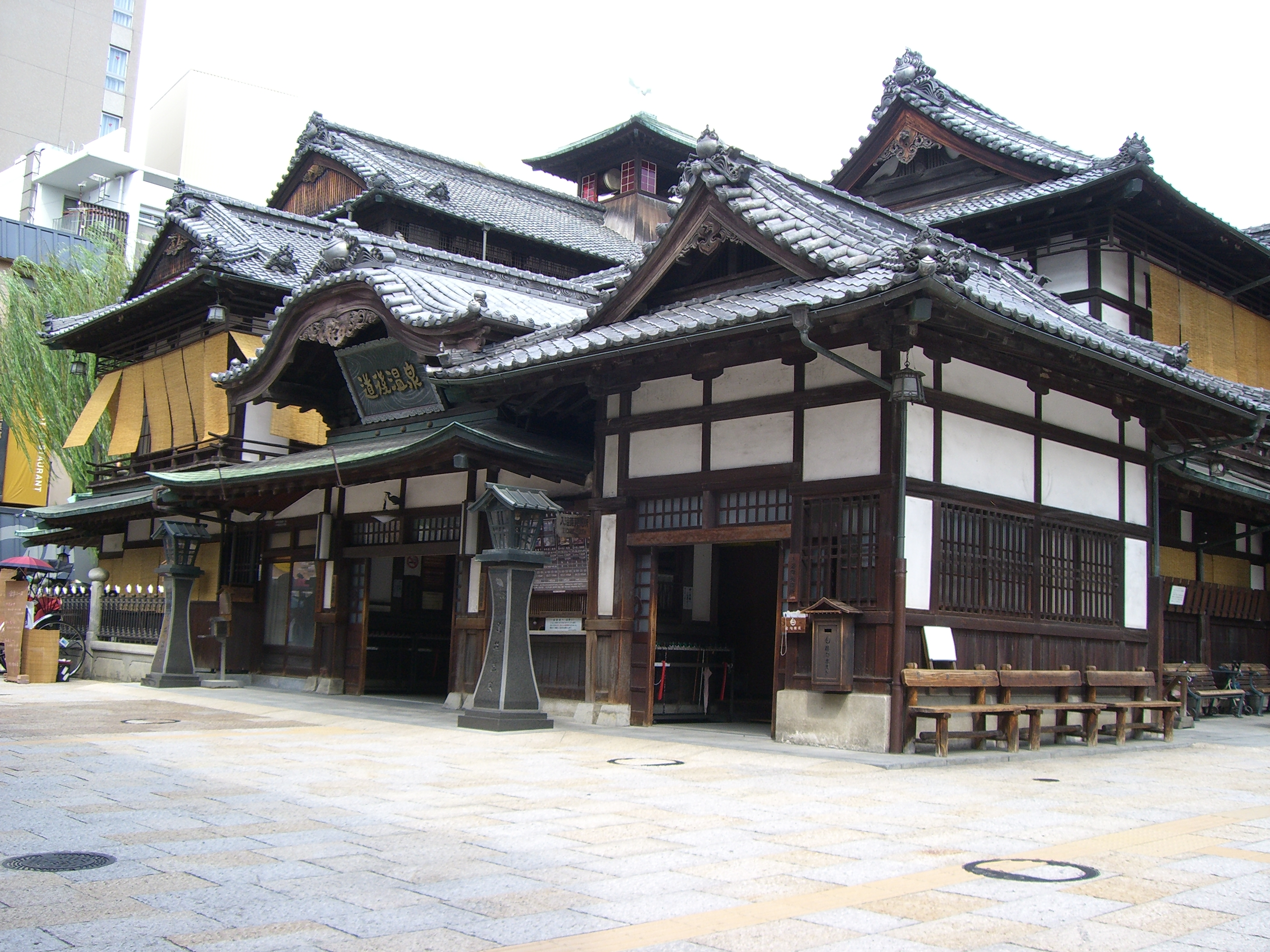 道后温泉本馆1894年木造三层屋顶建筑。