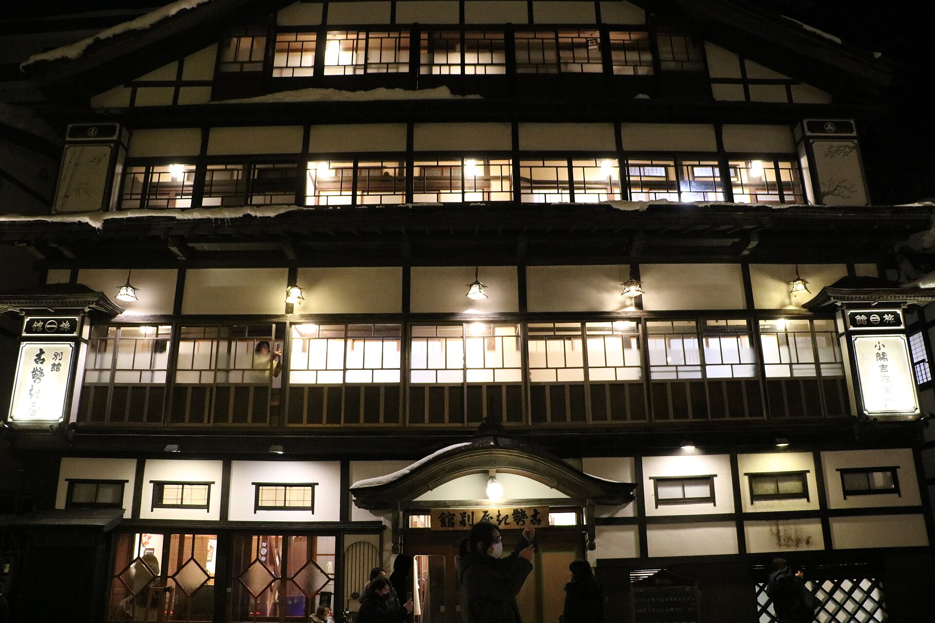 夜晚的银山温泉，古势起屋别馆木造旅馆的正面。