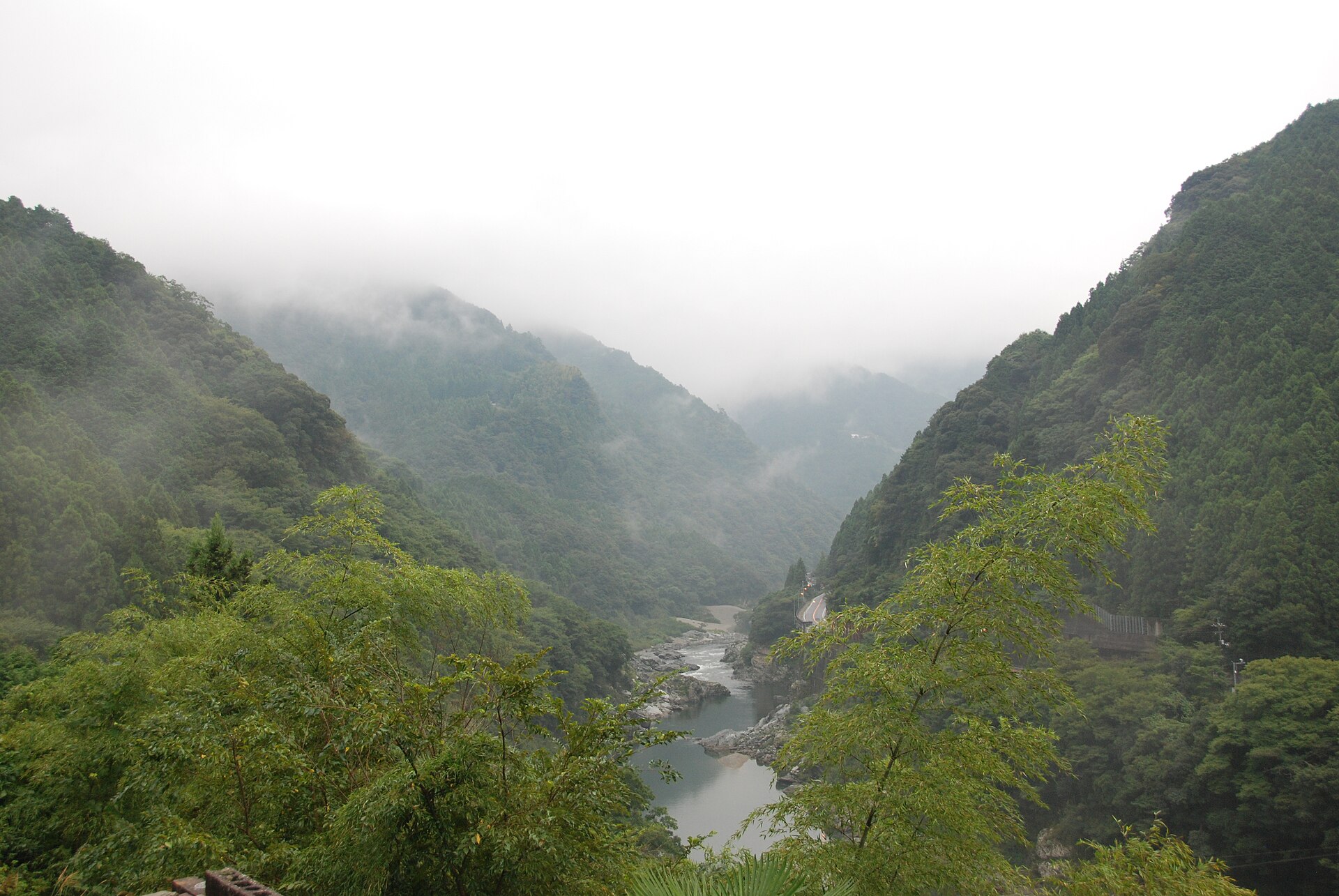 清晨薄雾笼罩着祖谷溪一带的山峦。