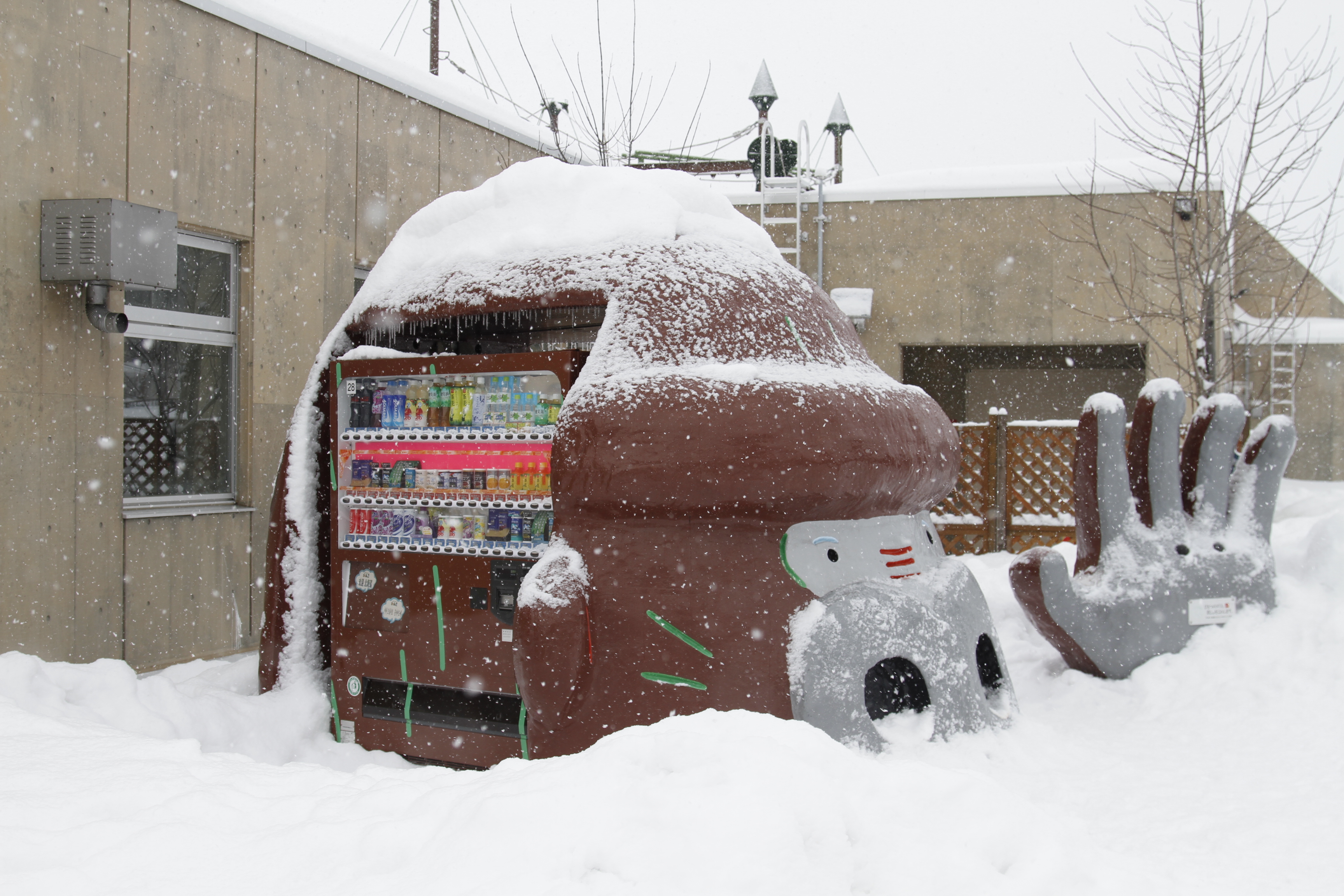 大雪中的旭山动物园，动物造型自动售货机覆满积雪。