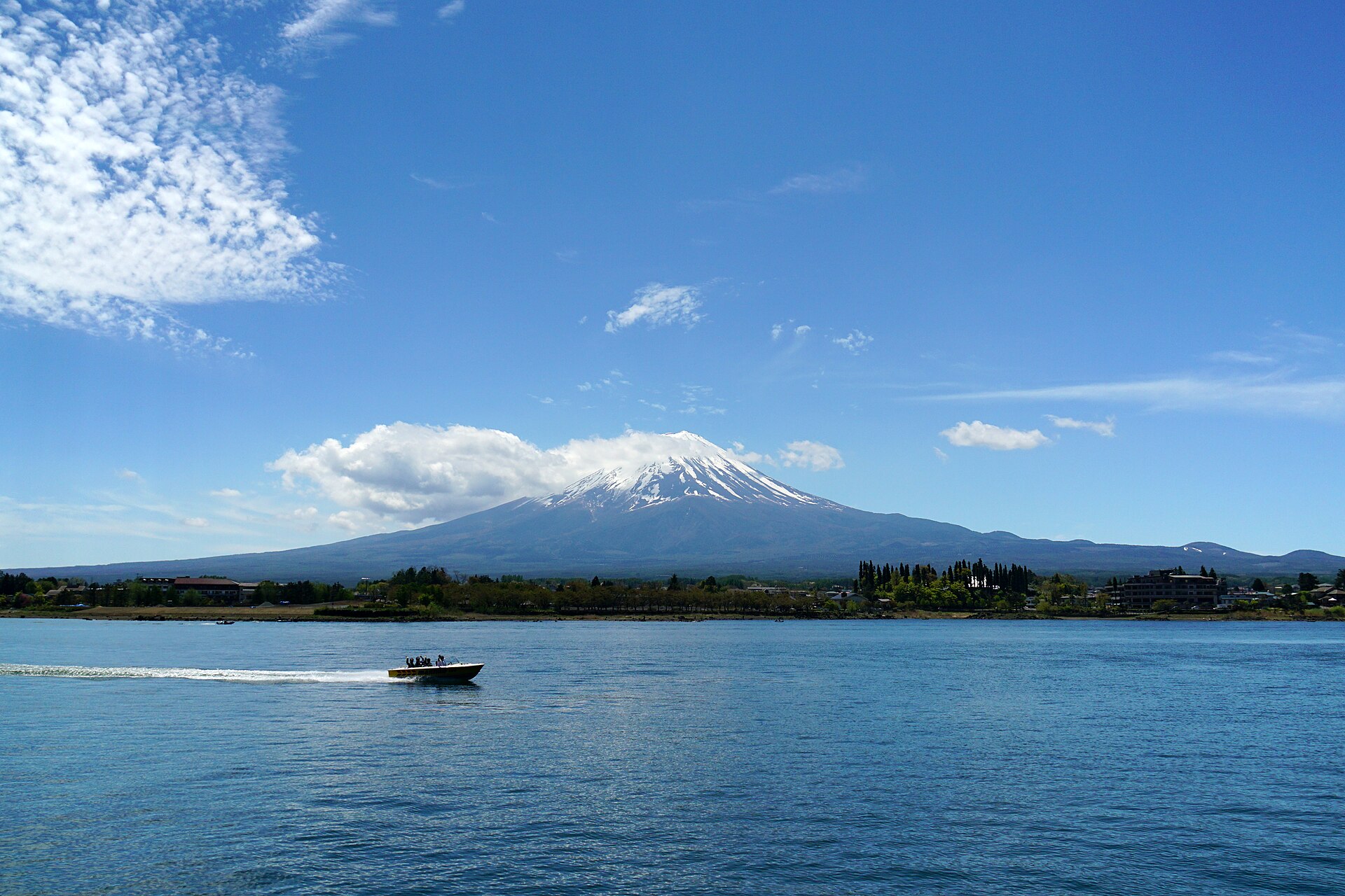 山梨县富士河口湖町的河口湖，湖面与对岸山峦的景色。