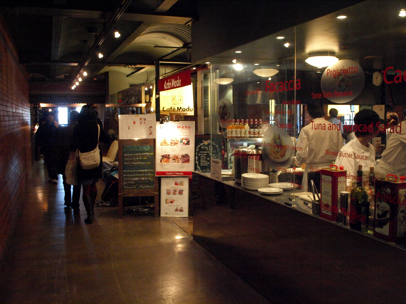 横滨红砖仓库2号馆内部的砖墙、店铺与通道。