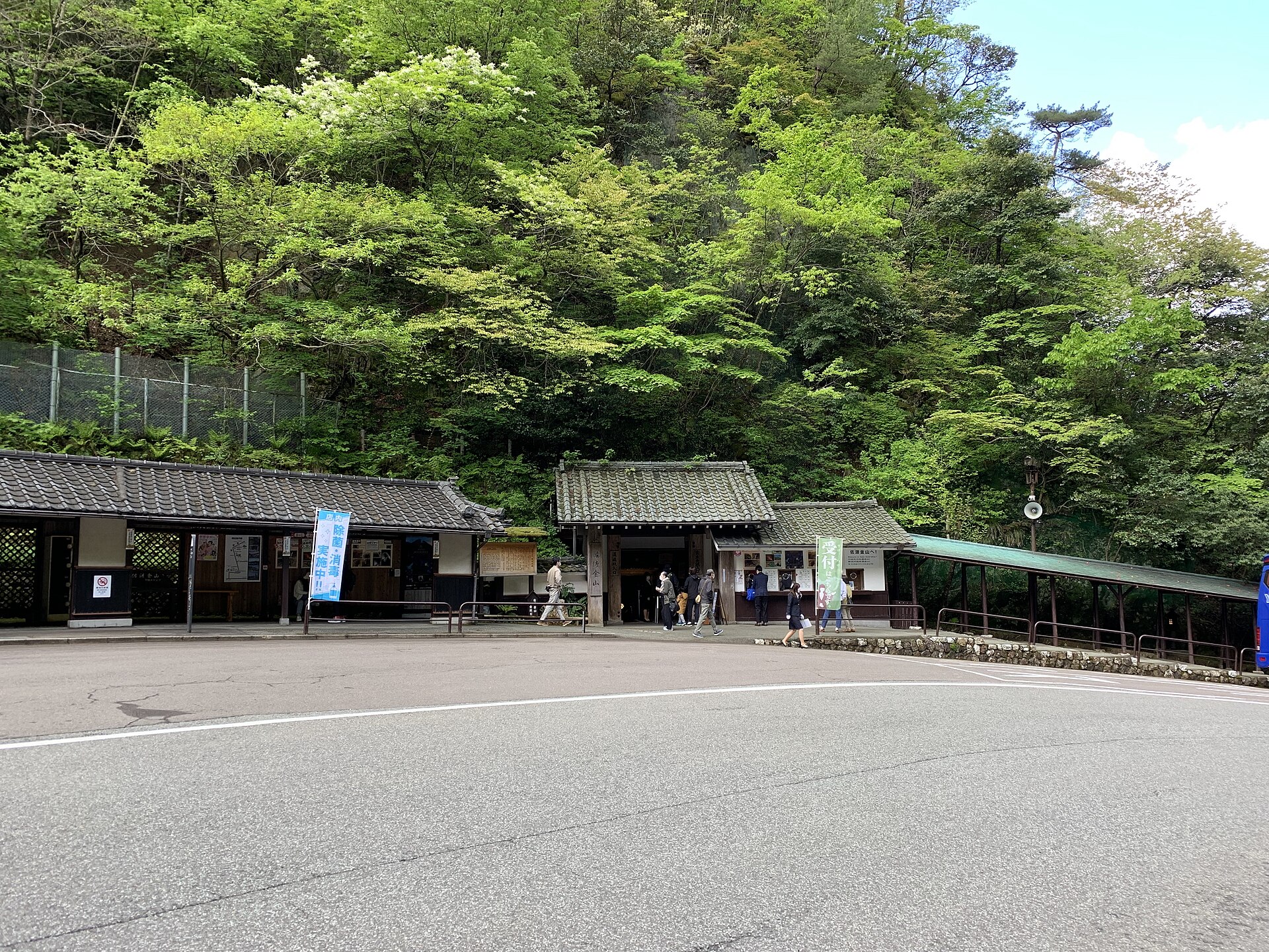 佐渡金山的外景,旧矿山的设施留存在山间。
