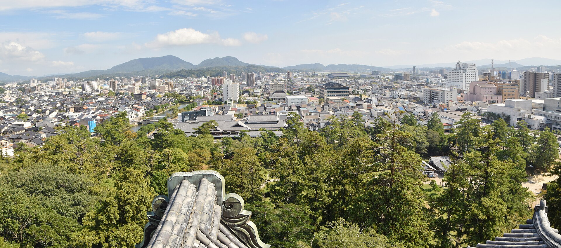 松江市街的全景,松江城一带的城市景观。